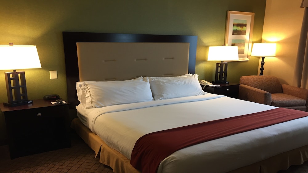 Suite, 1 King Bed with Sofa bed, Accessible (Mobility, Accessible Tub) photo 2