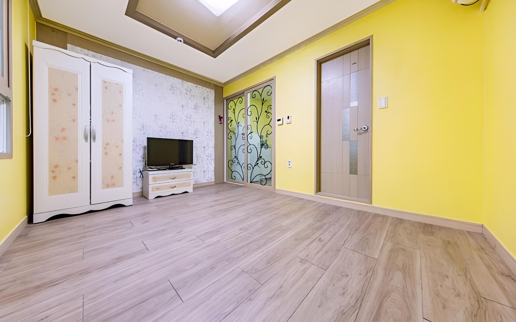 Room (Room 104 (Ondol))