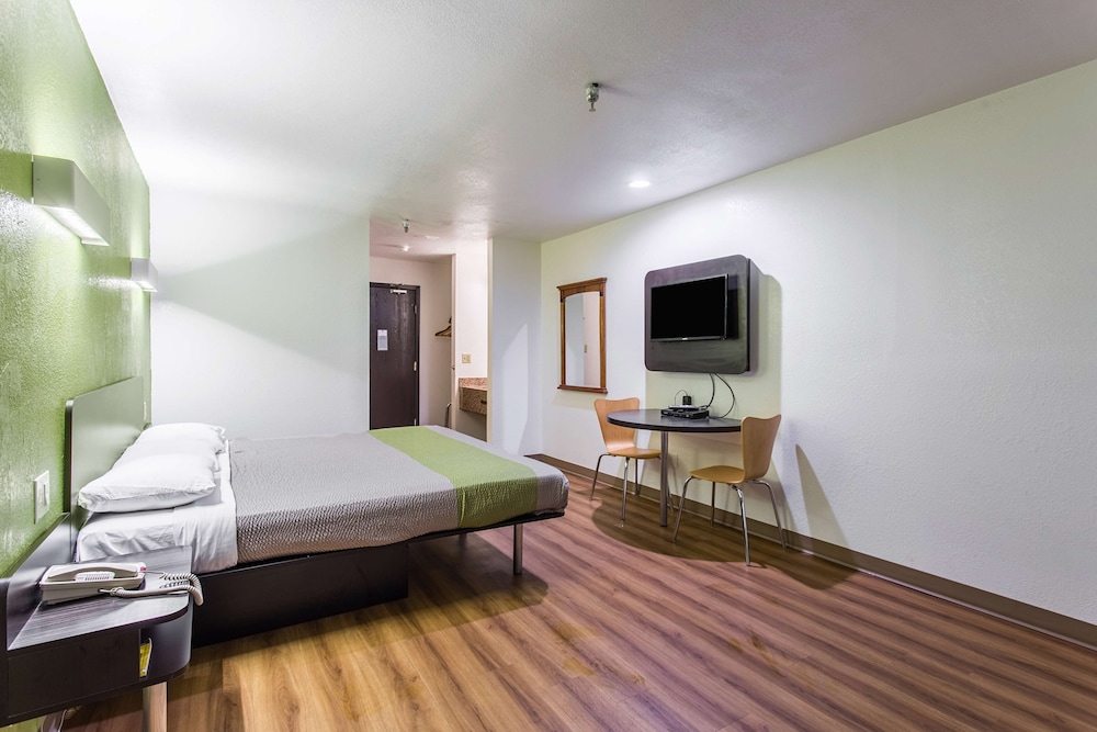 Deluxe Room, 1 Queen Bed, Non Smoking, Refrigerator photo 3