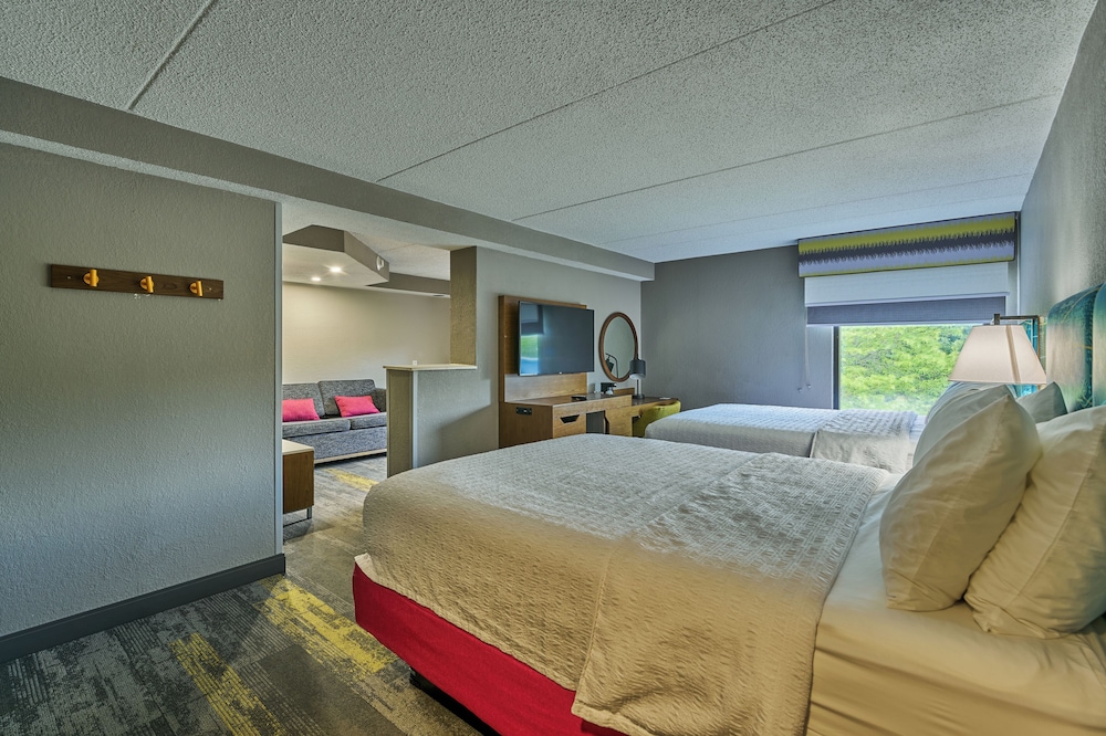 Suite, 2 Queen Beds, Non Smoking photo 3