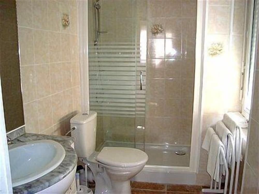 Standard Triple Room - Photo 3