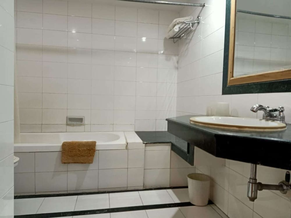 Regency Room - Photo 5