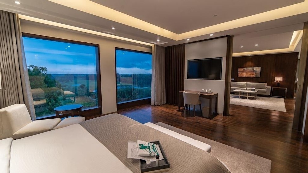 Luxury Suite, 1 King Bed, Golf View photo 2