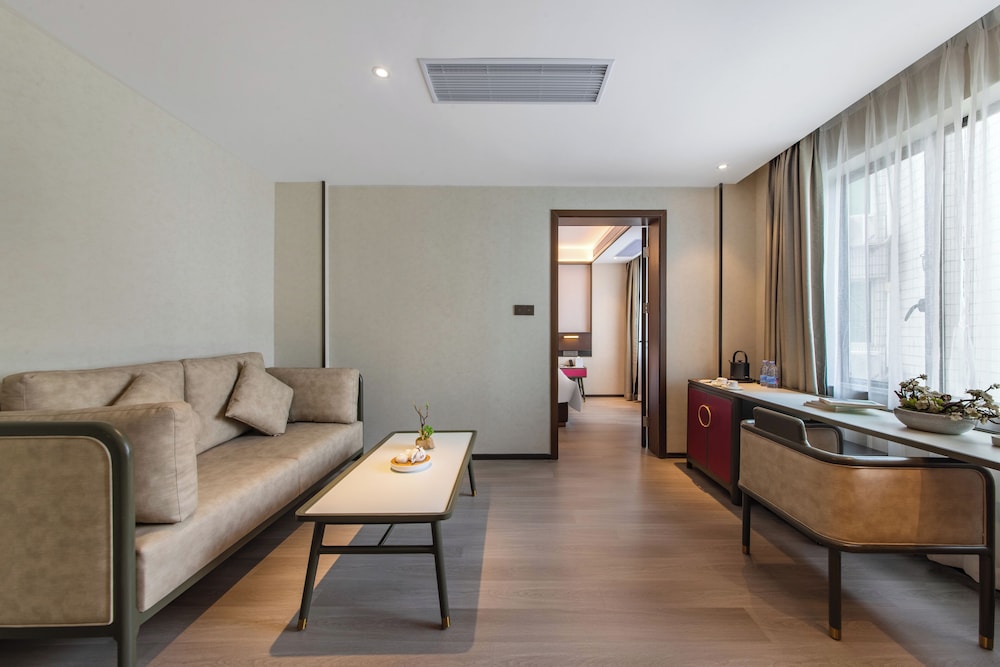 Executive Studio Suite, Non Smoking, Courtyard View