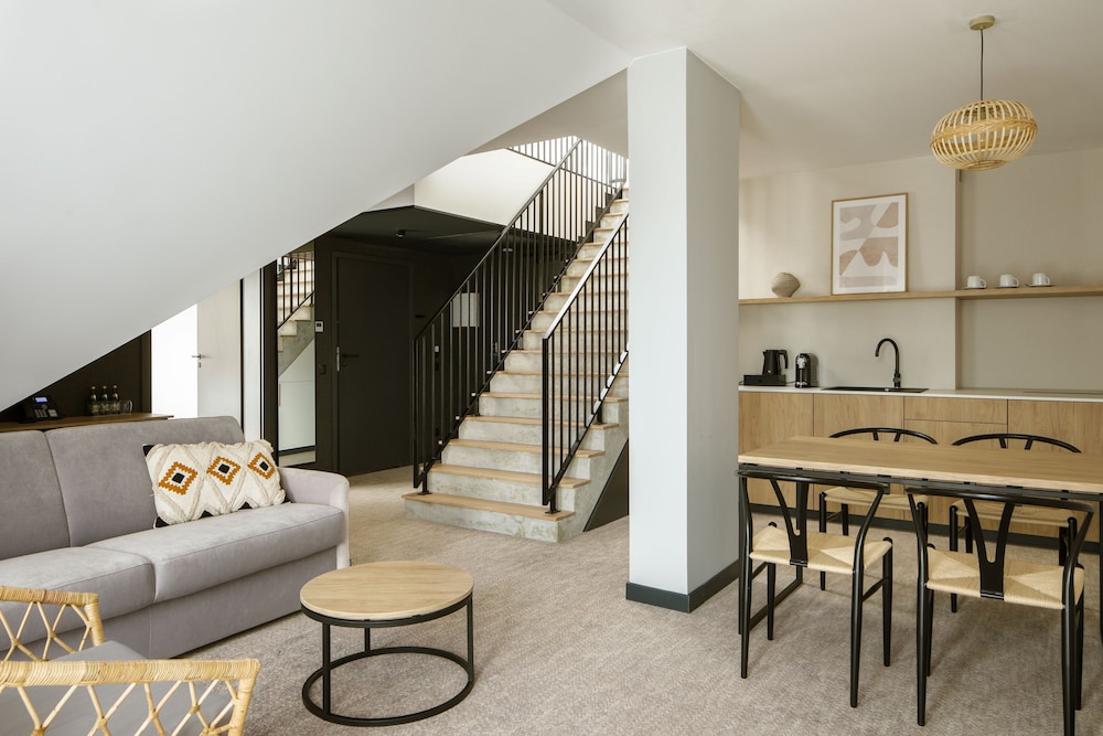 Two-level One-Bedroom Apartment - Photo 12