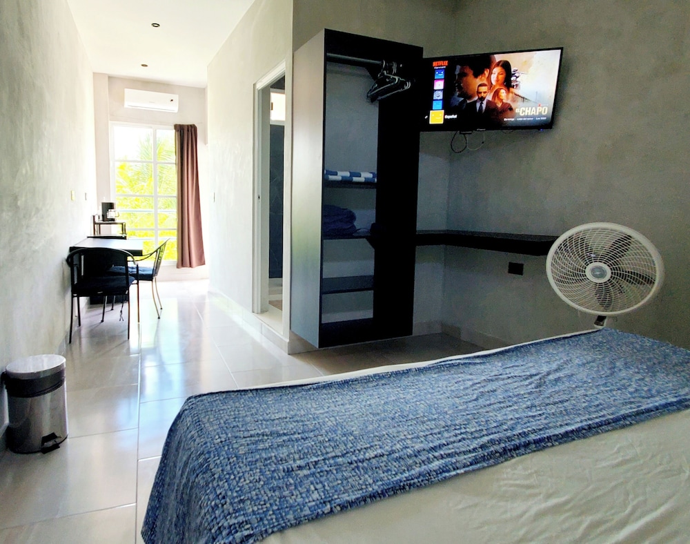 Design Room, 1 King Bed, Refrigerator & Microwave, Garden View