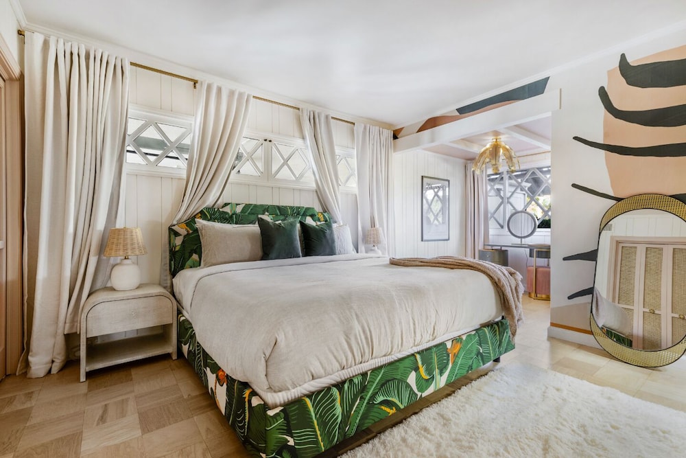 Luxury House, Multiple Beds, Pool Access, Ocean View (Beverly Tree House)