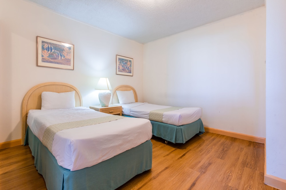 Deluxe Suite, 2 Bedrooms, Kitchen, Partial Ocean View(1 King Bed and 2 Twin Beds)