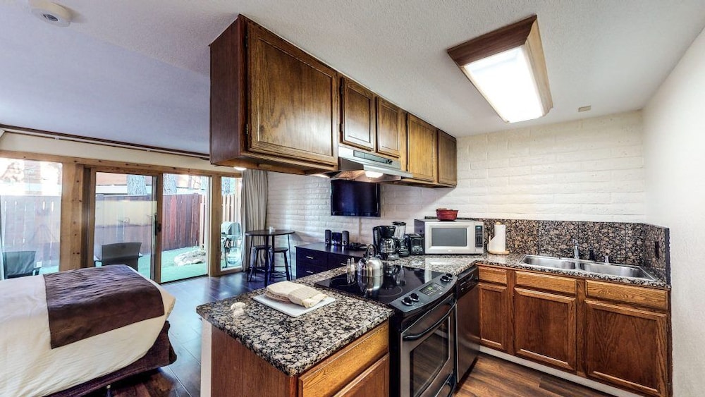 Standard Studio, 1 Queen Bed, Kitchen, Mountainside photo 3