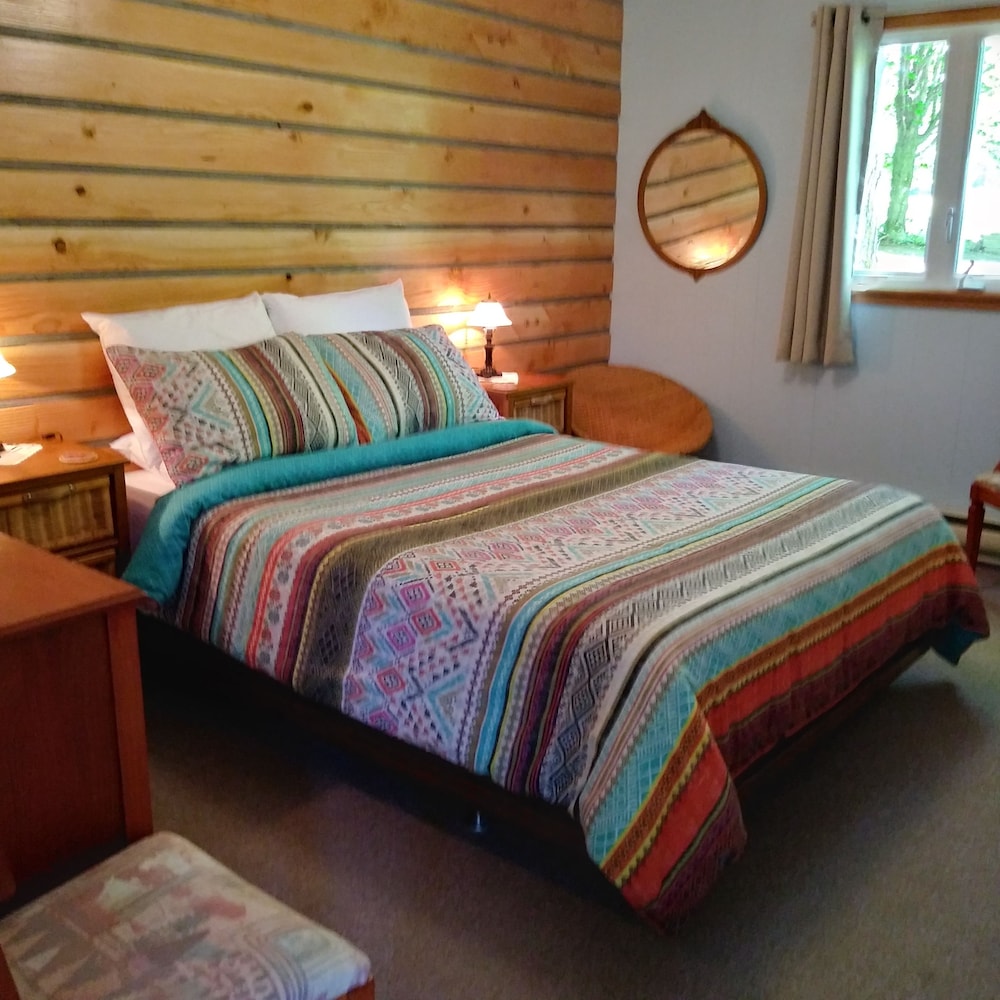Standard Chalet, 1 Queen Bed, Lake View