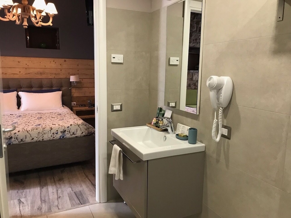 Premium Triple Room, Ensuite (Deluxe) photo 3