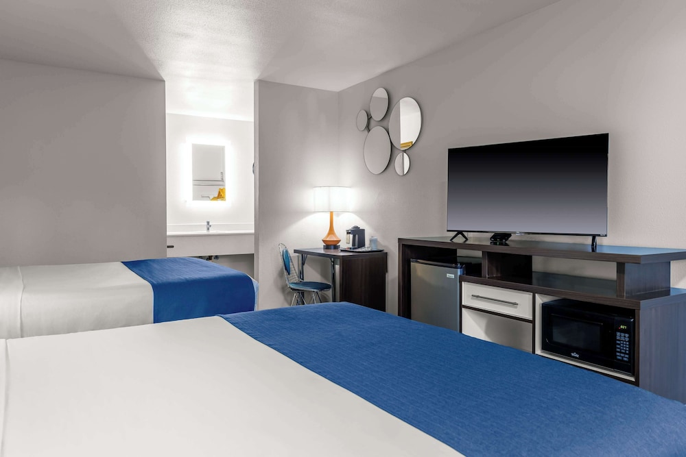 Standard Room, 2 Queen Beds, Accessible, Non Smoking - Photo 4