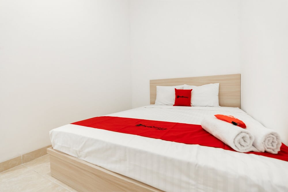 Double Room (Reddoorz) - Photo 6
