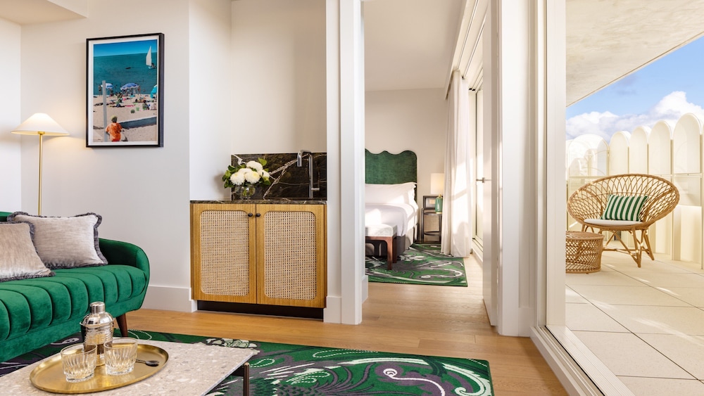 Classic Room, 1 King Bed (Riley Lane Wing) photo 2