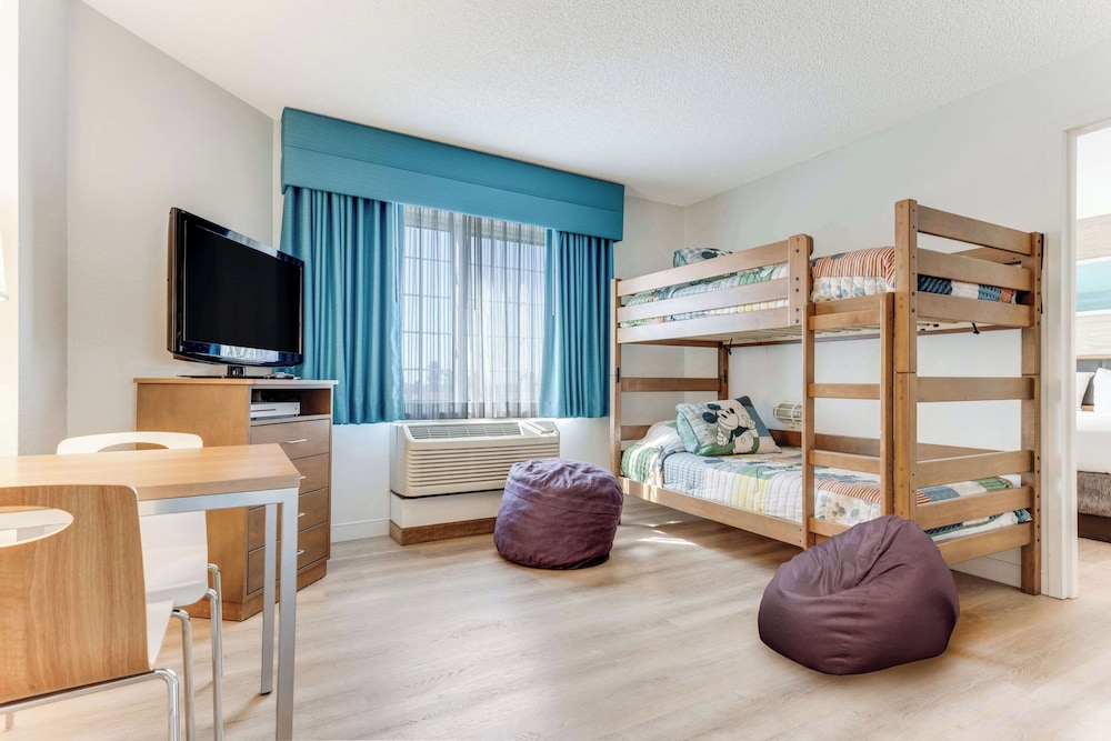 Suite, Multiple Beds (Kids Suite One Queen with Bunk Bed) photo 1