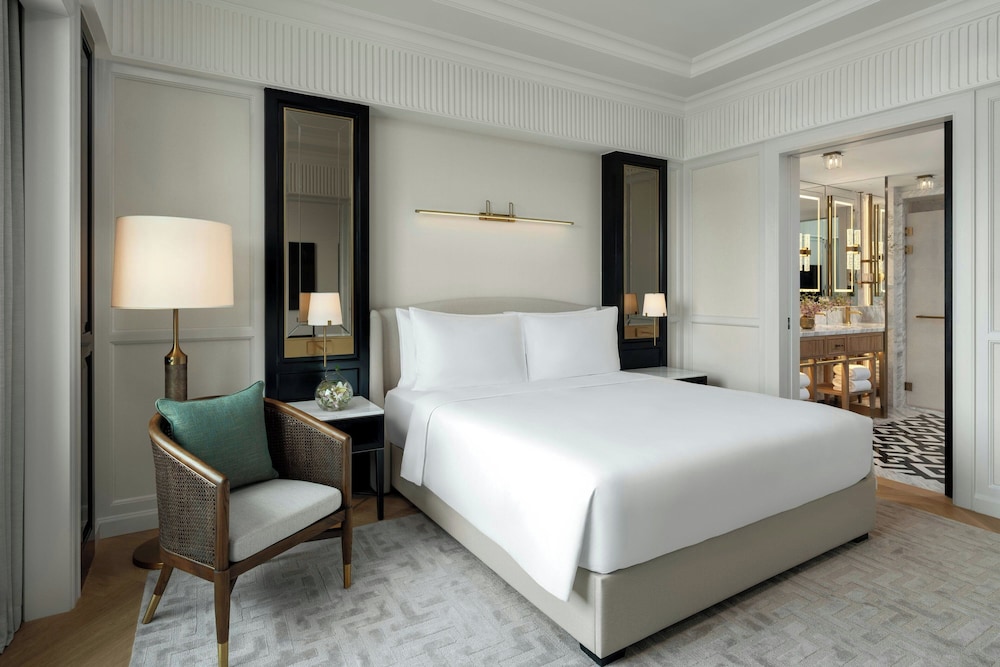 Deluxe Suite, 1 King Bed photo 3