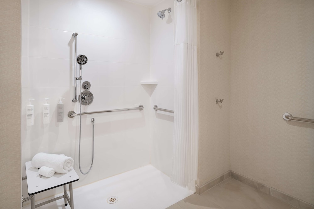 Room, 2 Queen Beds, Accessible (Roll-In Shower)