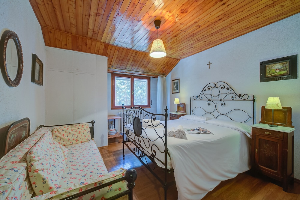 Family Apartment, Multiple Bedrooms (La Tana dello Scoiattolo (Skiing)