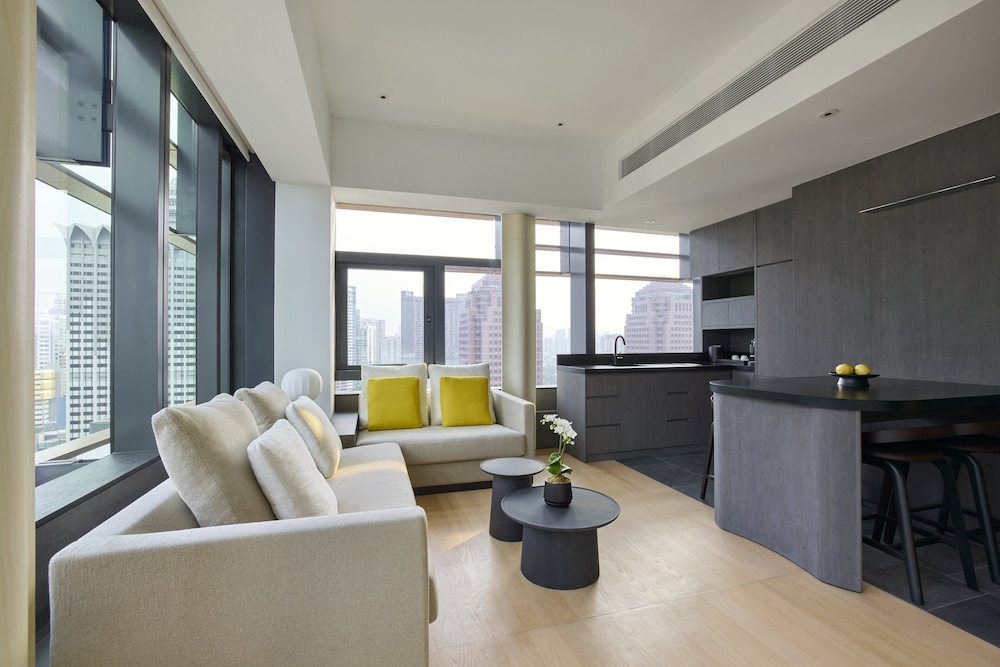 Metropolitan Suite King (Complimentary daily-replenished minibar and snacks) photo 1