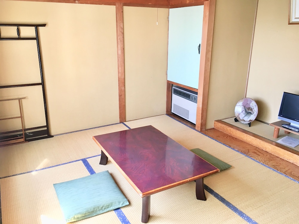 Japanese Style Quadruple Room, Shared Bathroom photo 3