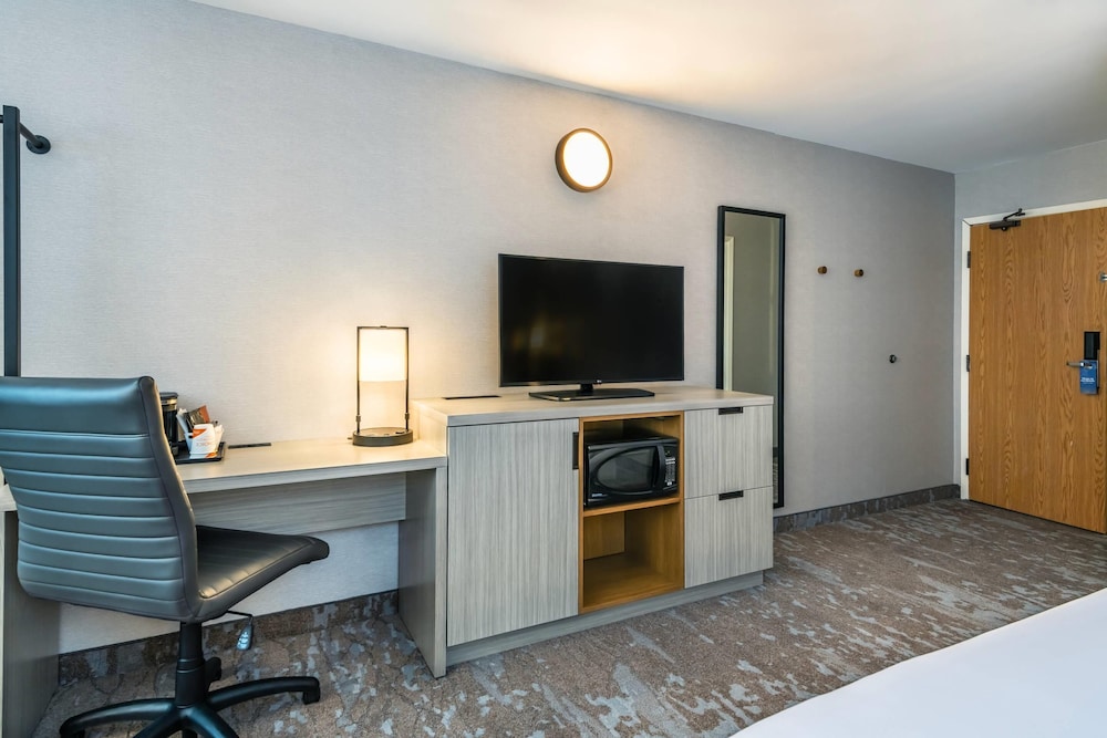 Room, 1 King Bed, Non Smoking - Photo 7