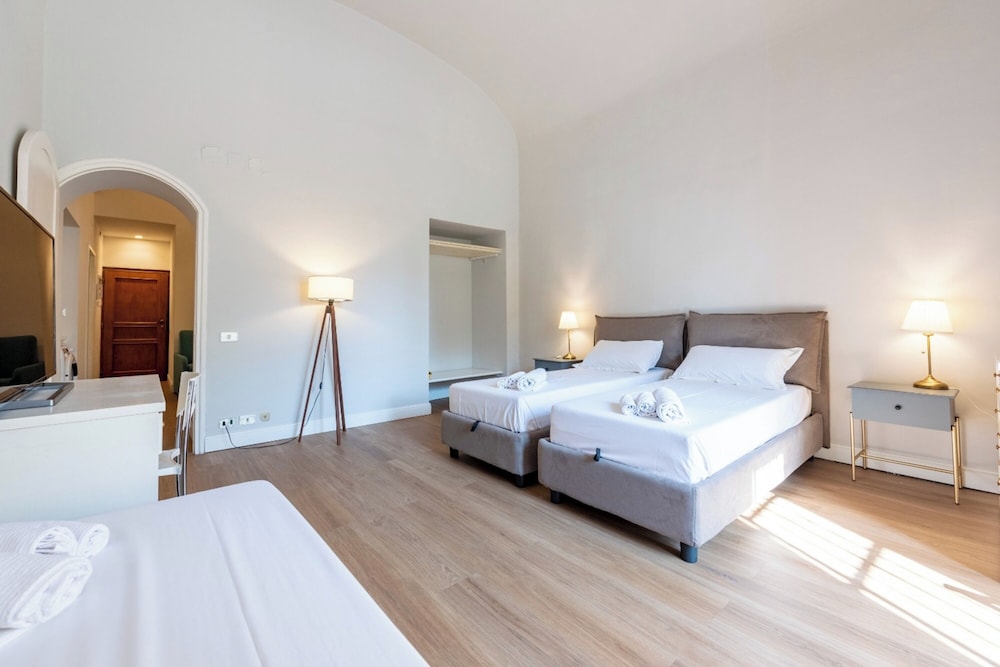 Family Apartment, Multiple Bedrooms (Nobel - Historic Center) photo 2