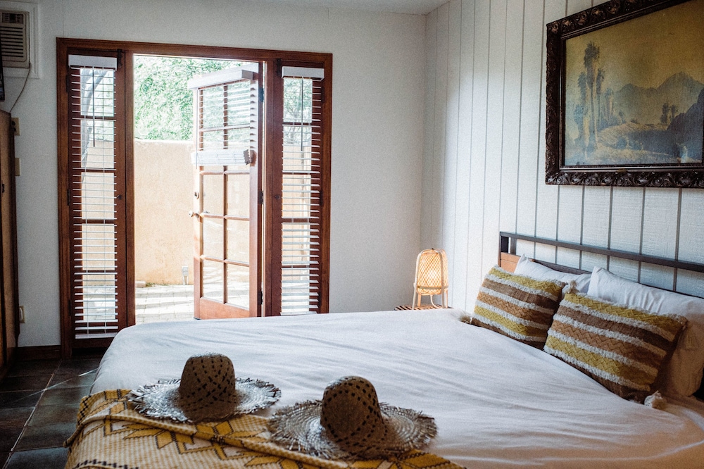 Deluxe King w/patio (Room 3)