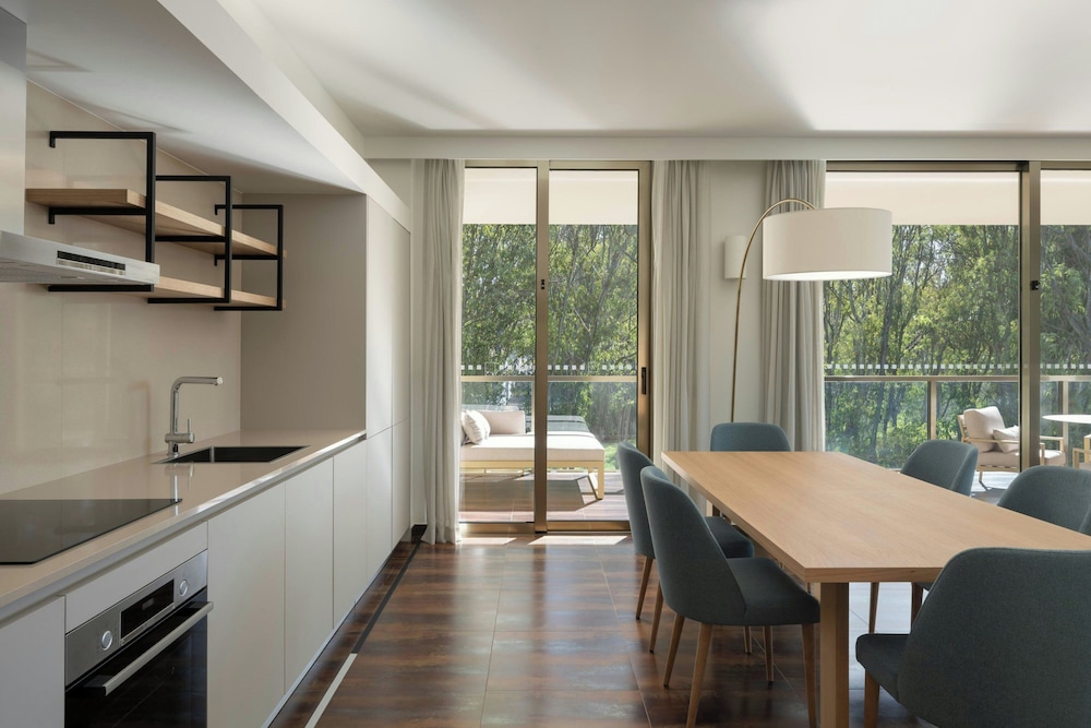 Suite, 3 Bedrooms, Balcony - Photo 15