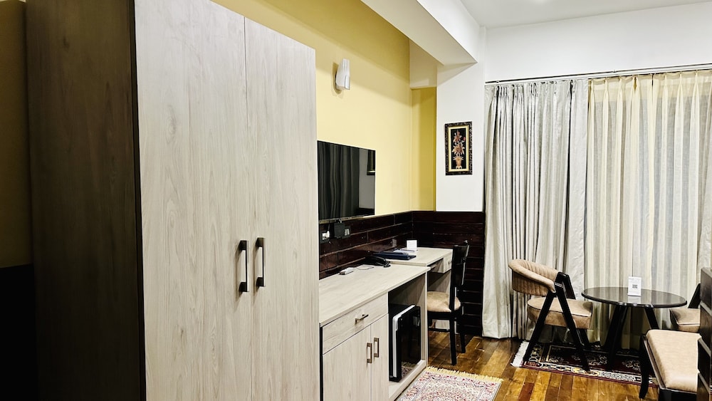 Deluxe Room, 1 Queen Bed, Non Smoking, Mountain View photo 2