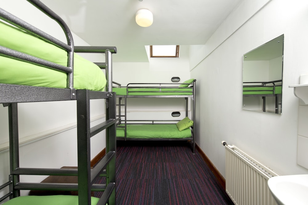 Room (4 Bed Private) photo 1
