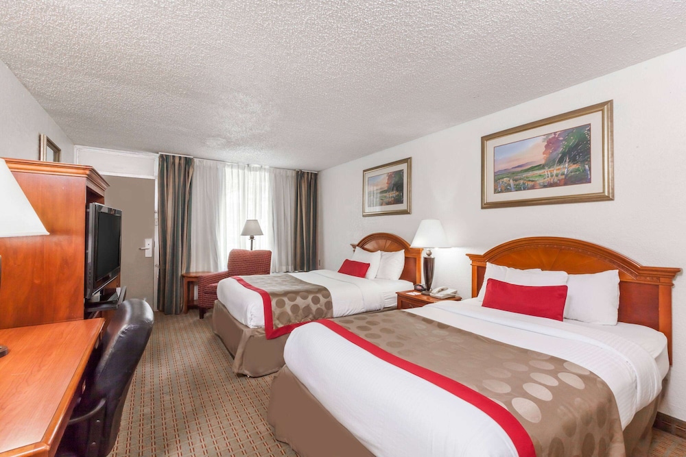 Room, 2 Queen Beds, Non Smoking - Photo 1