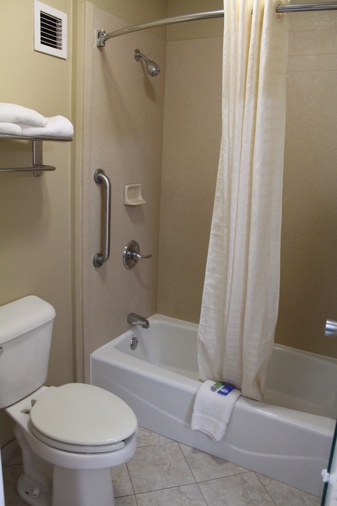 Standard Room, 1 King Bed, Non Smoking, Refrigerator & Microwave photo 2