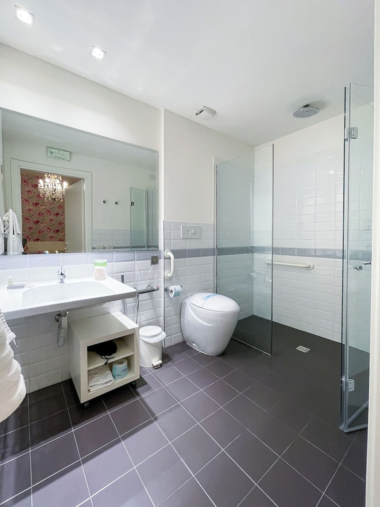Basic Double Room, 1 Double Bed, Accessible, Ground Floor photo 2