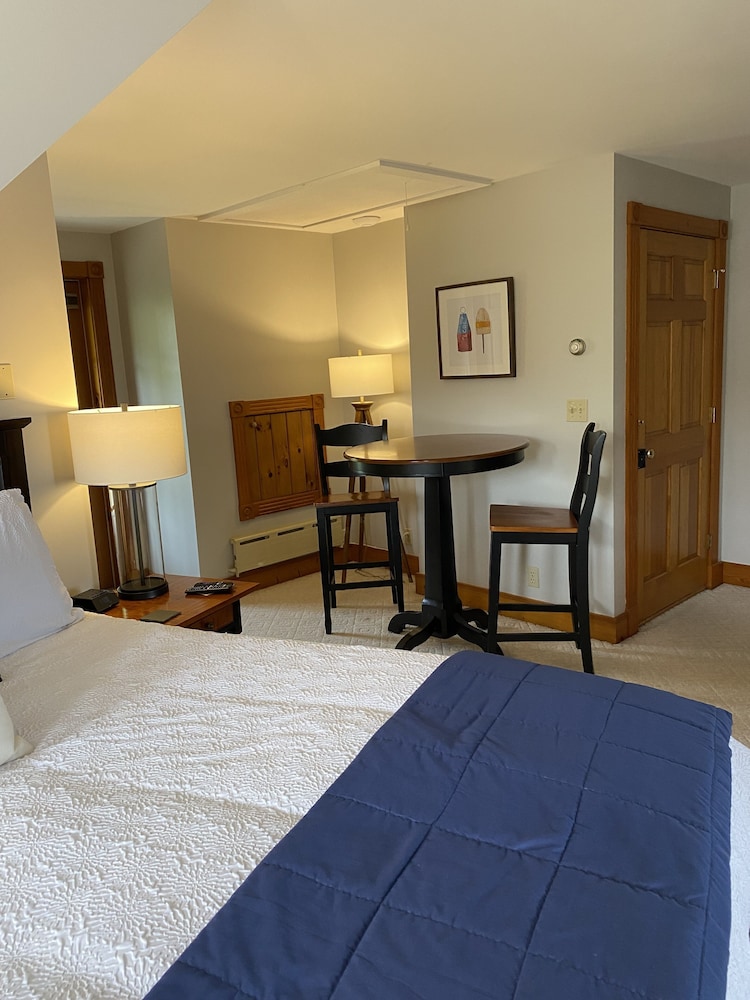 Room, 1 King Bed, Jetted Tub, Bay View (The Crow's Nest) photo 2