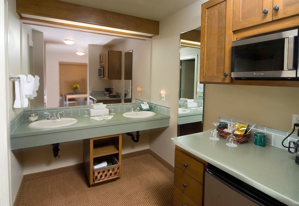 Room, 1 King Bed, Balcony, Oceanfront (Fireplace & Jacuzzi) photo 2