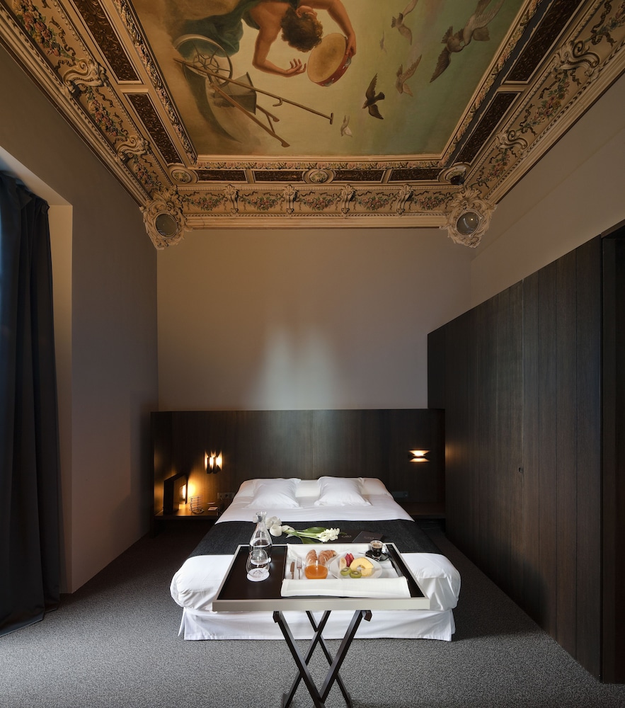 Suite - Photo 1