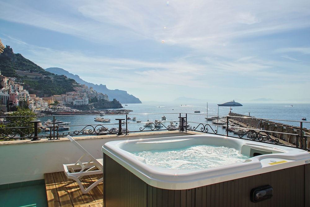 Deluxe Room (External Jacuzzi) - Photo 1