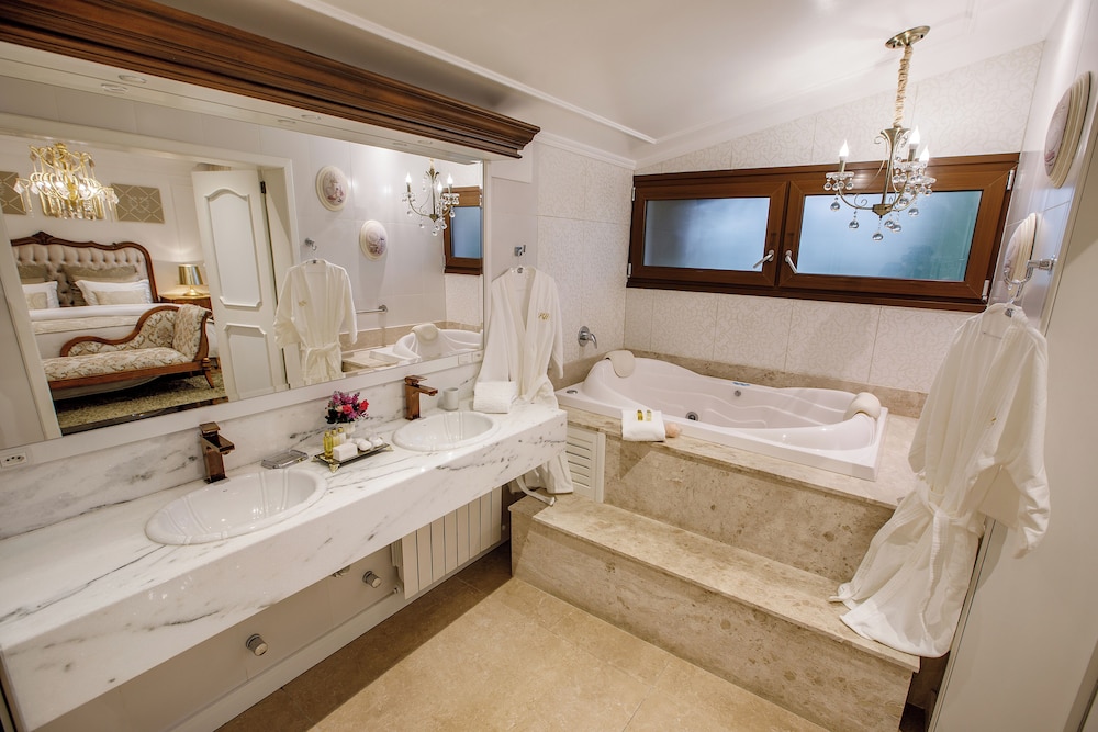 Romantic Double Room thumbnail 6