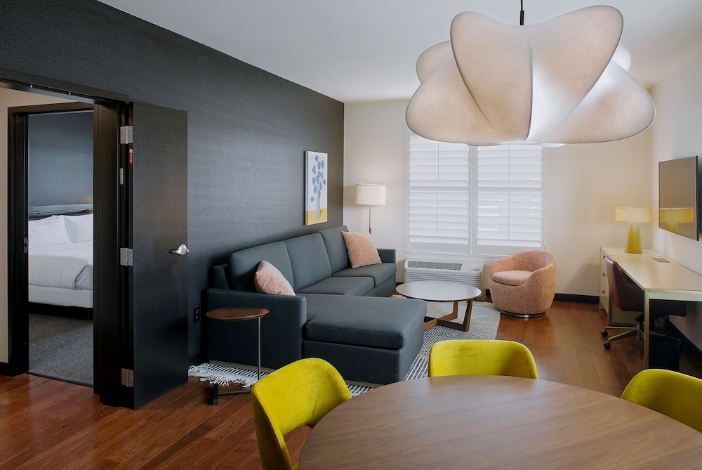 Suite, 1 Bedroom - Photo 1