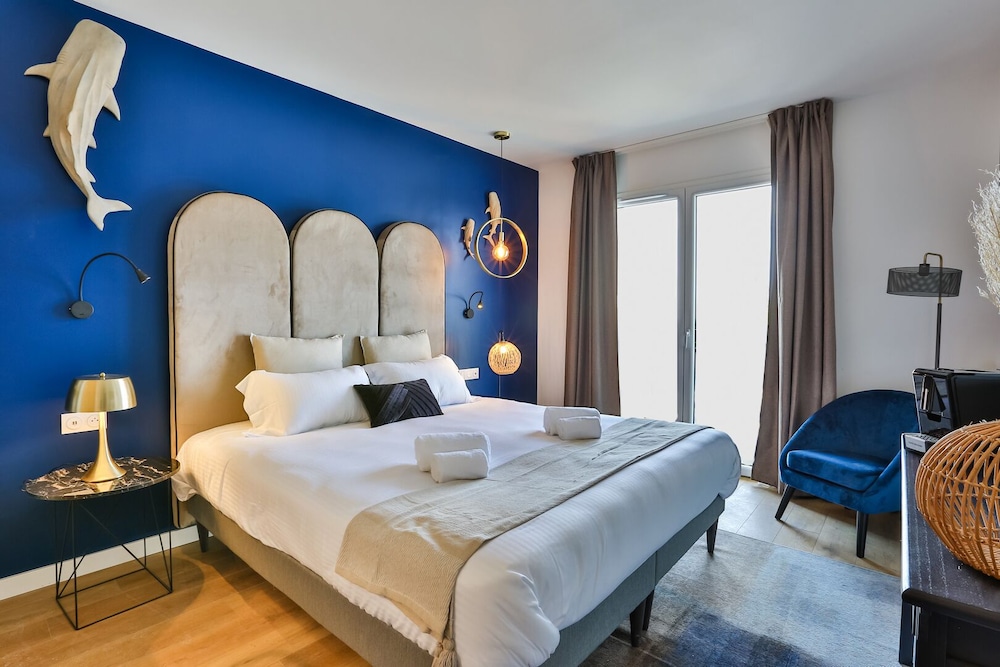 Double Room, 1 King Bed, Sea View (sans balcon) - Photo 1