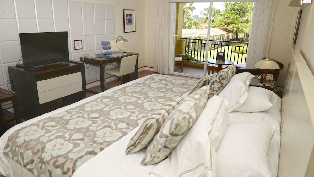 Deluxe Room, 1 King Bed photo 2
