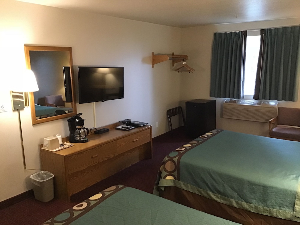 Room, 2 Queen Beds, Smoking, Refrigerator & Microwave - Photo 8