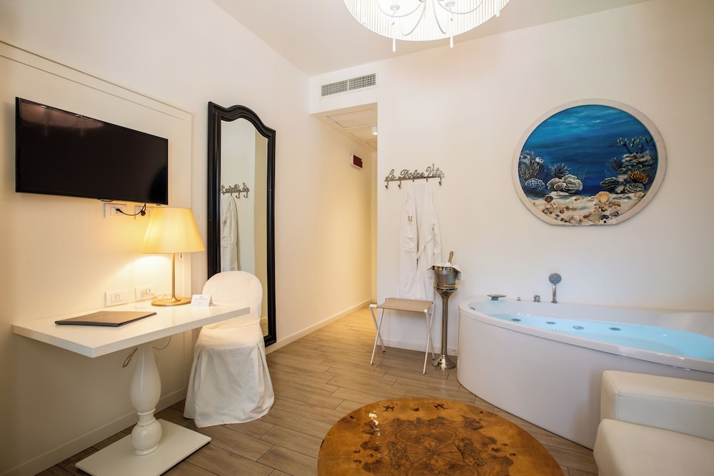 Junior Suite, Jetted Tub