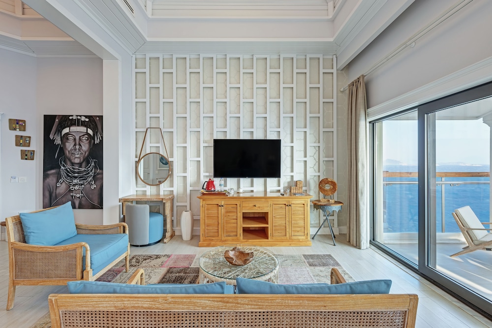 Signature Suite, 1 Queen Bed, Jetted Tub photo 3