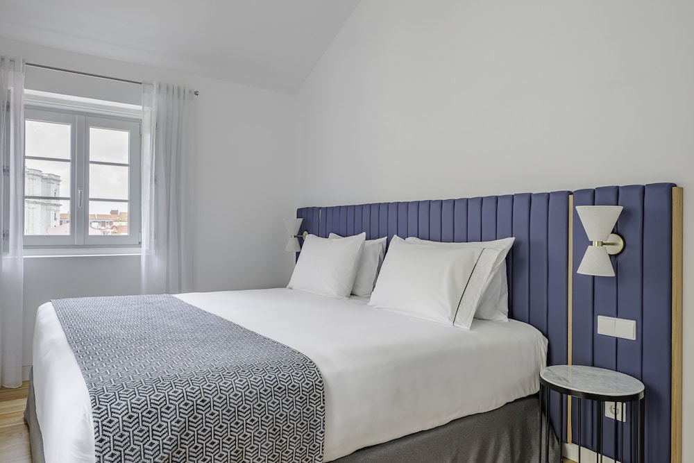 Suite, 2 Bedrooms - Photo 2