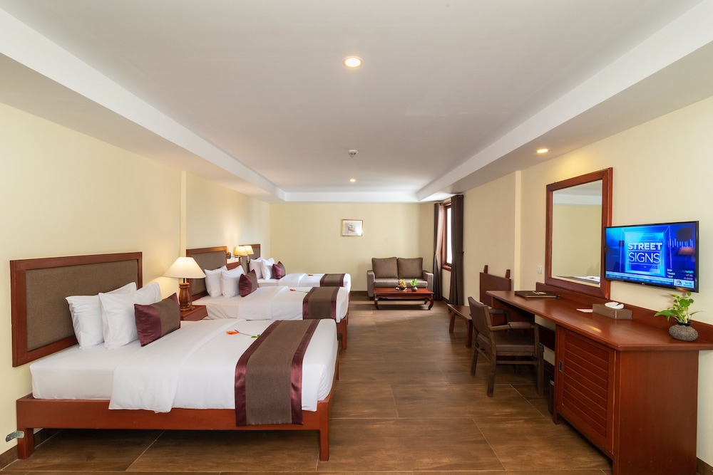 Deluxe Triple Room, Bathtub, Balcony - Photo 1