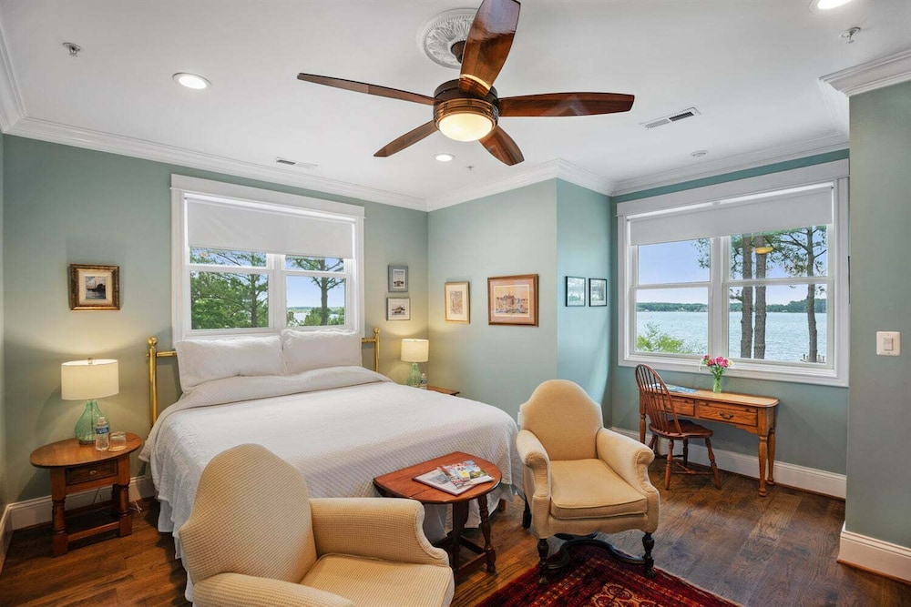 Giles Brent Room photo 1
