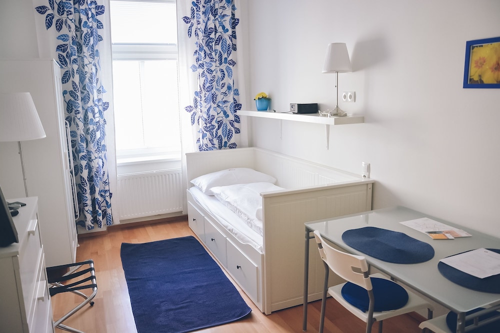 Studio (Small | incl. final cleaning fee)