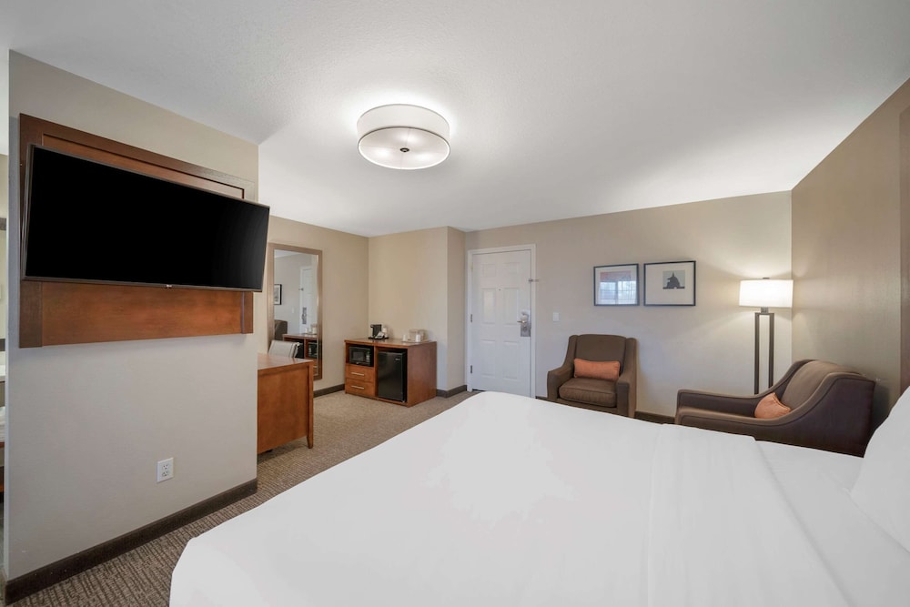 Room, Multiple Beds, Non Smoking (Upgrade) - Photo 5