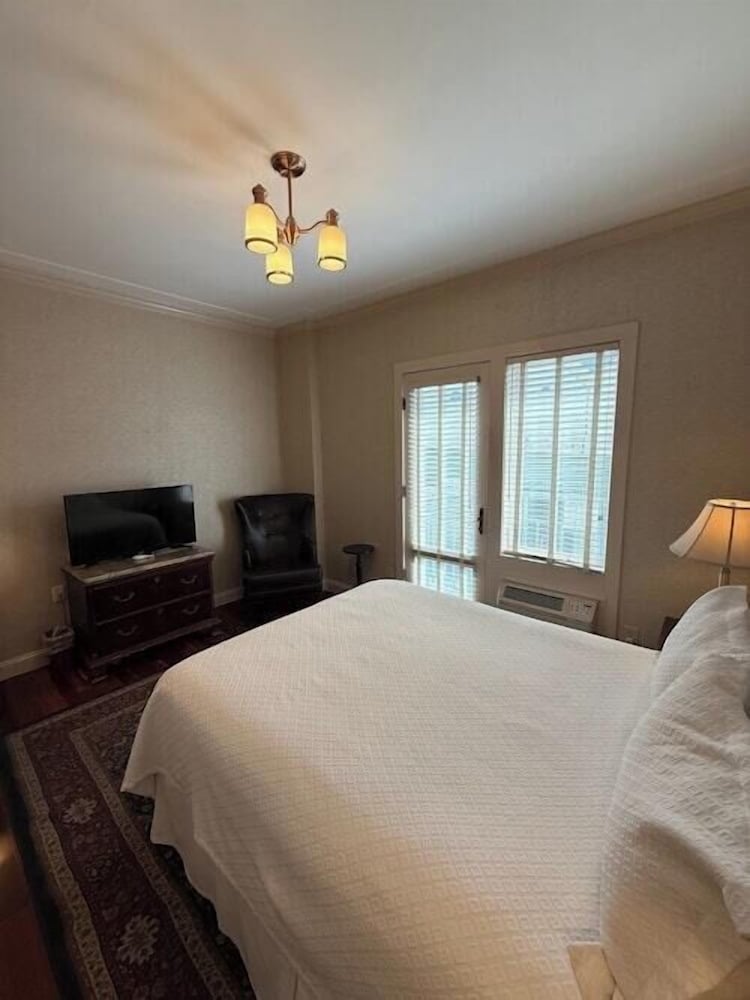 Standard Room, 1 Queen Bed with Juliet Balcony - Penn's Landing Bridge View - Photo 2